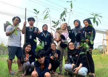 Sinergi Jasa Tirta dan Mahasiswa MMD Tanam 100 Pohon di Desa Talangagung